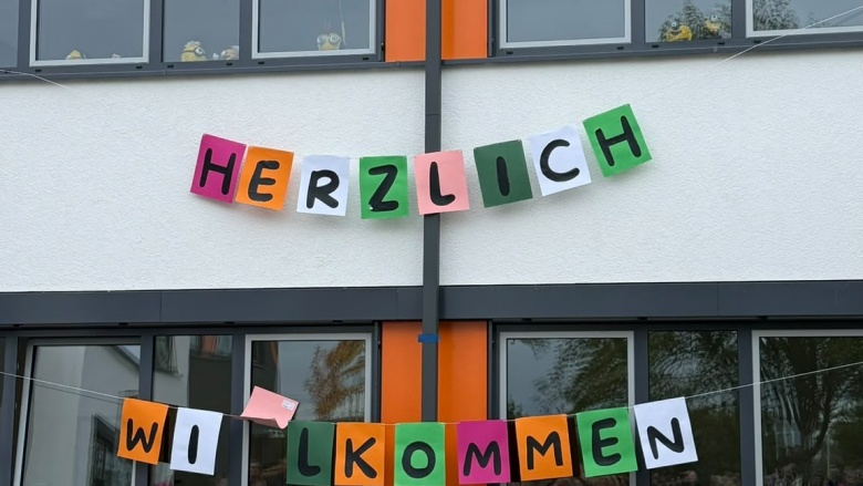 Gäste bei der Eröffnungsfeier vor der St.-Walburga-Hauptschule in Meschede