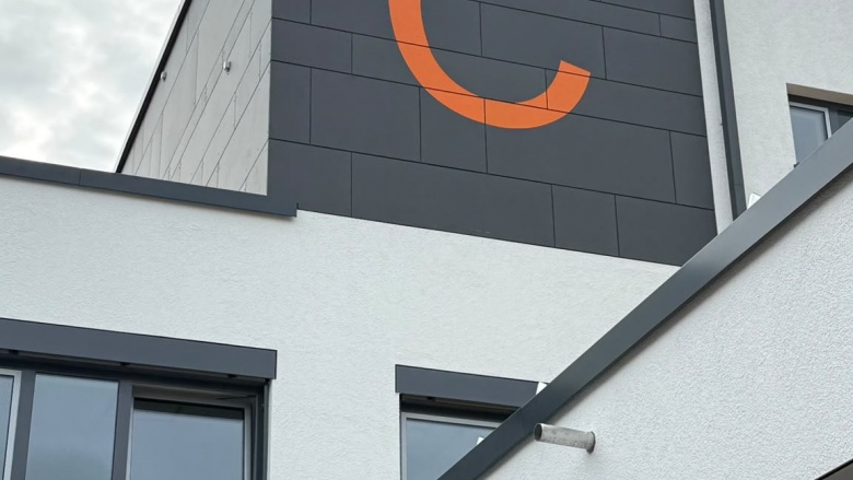 Außenansicht des sanierten Gebäudes der St.-Walburga-Hauptschule in Meschede