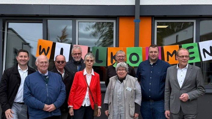 Vertreterinnen und Vertreter der CDU Meschede vor der neu eröffneten St.-Walburga-Hauptschule